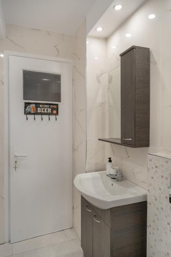 Comfy Apt Next To Metro アテネ エクステリア 写真